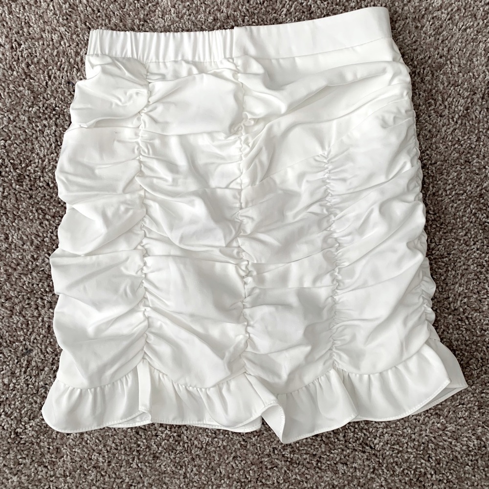 NWT 🤍 Ruched Mini Skirt